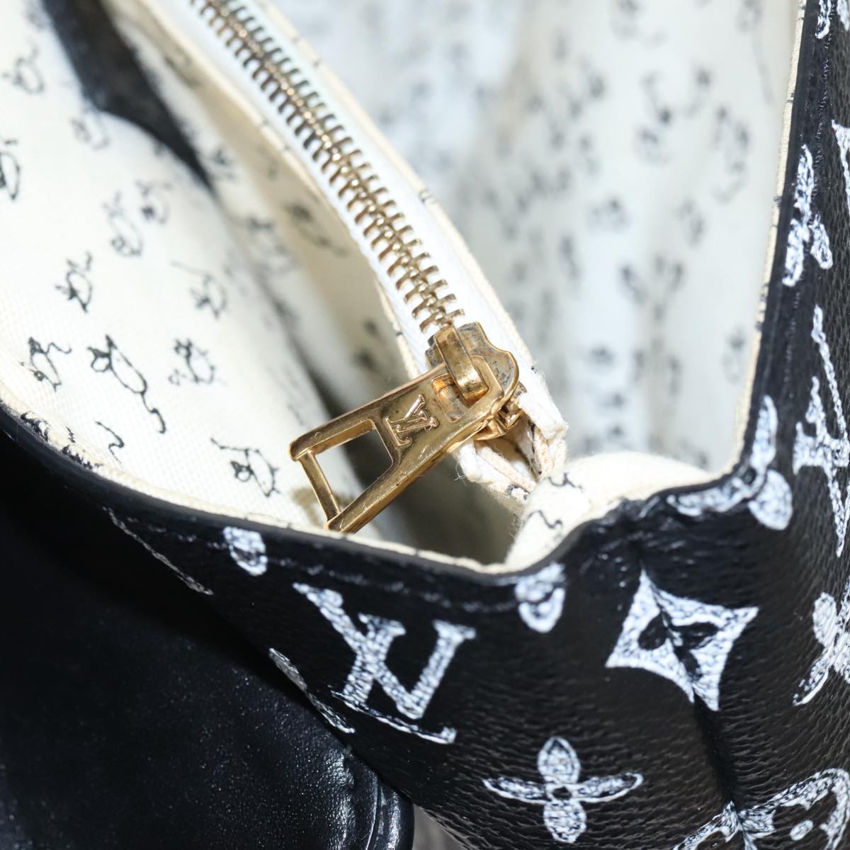 LOUIS VUITTON Catgram Cat Pochette Shoulder Bag Black M52935 LV Auth 101677SAM