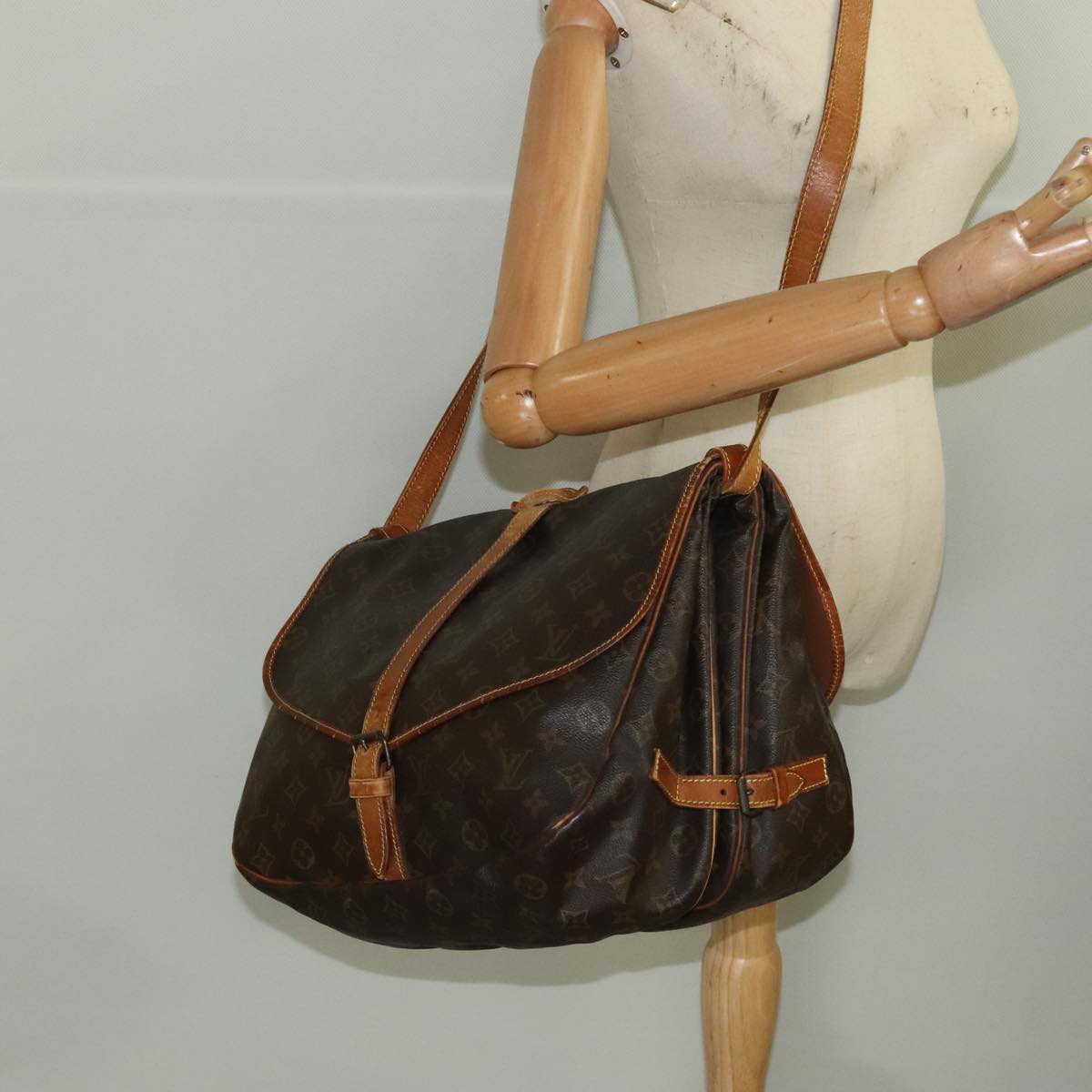 LOUIS VUITTON Monogram Saumur 35 Shoulder Bag M42254 LV Auth 101695
