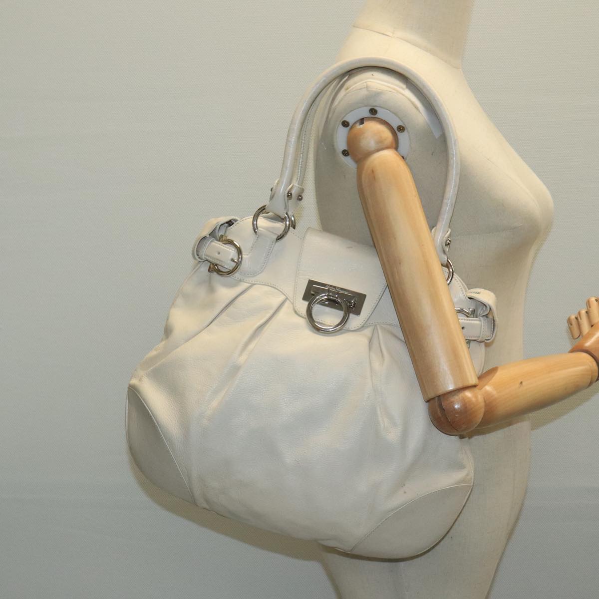 Salvatore Ferragamo Gancini Hand Bag Leather White Silver Auth 101988