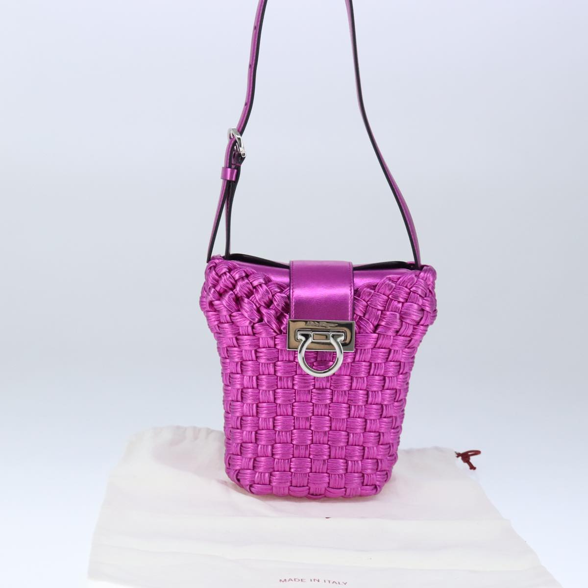 Salvatore Ferragamo Gancini Shoulder Bag Leather Pink Silver Auth 102537AV
