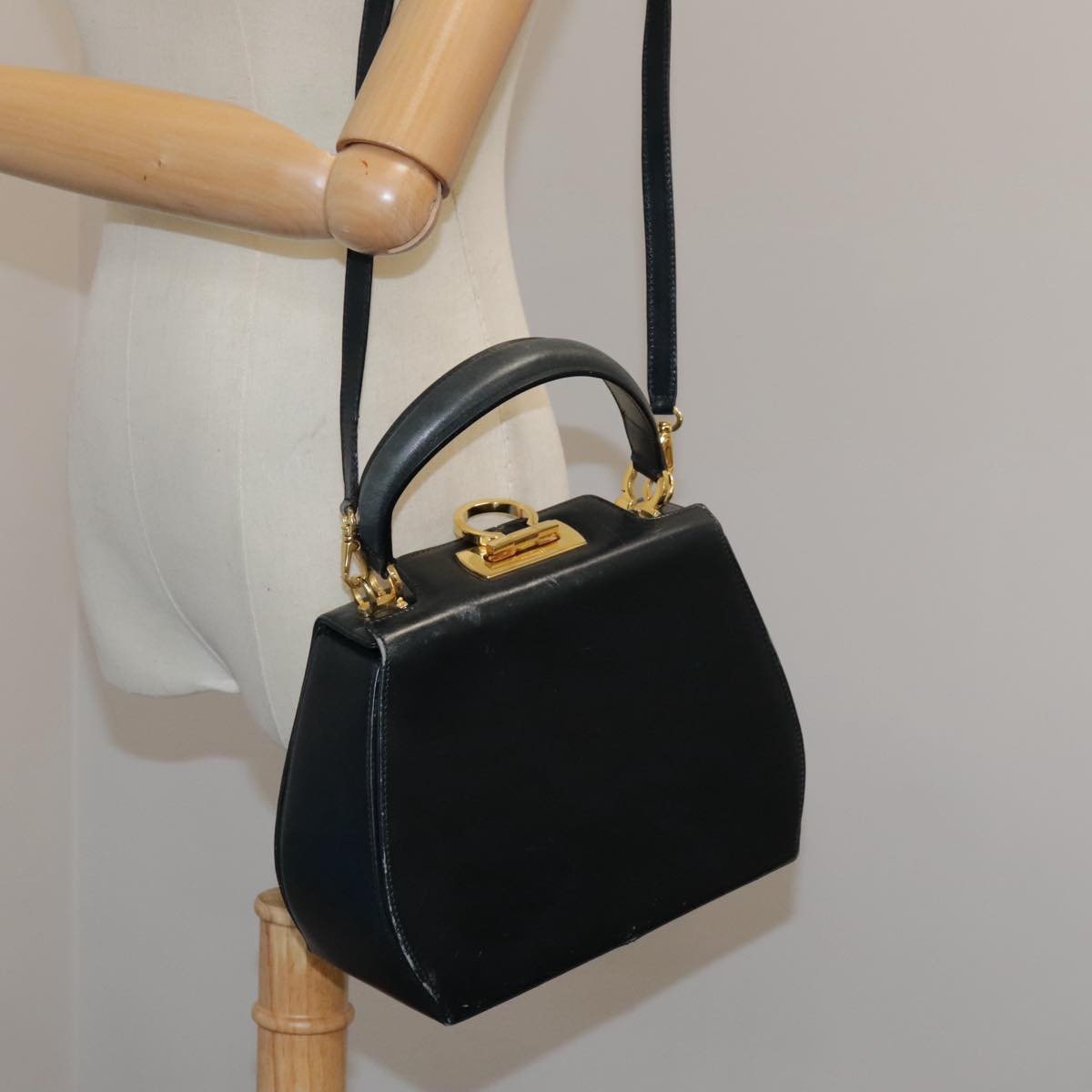 Salvatore Ferragamo Gancini Hand Bag Leather 2way Black Gold Auth 103208