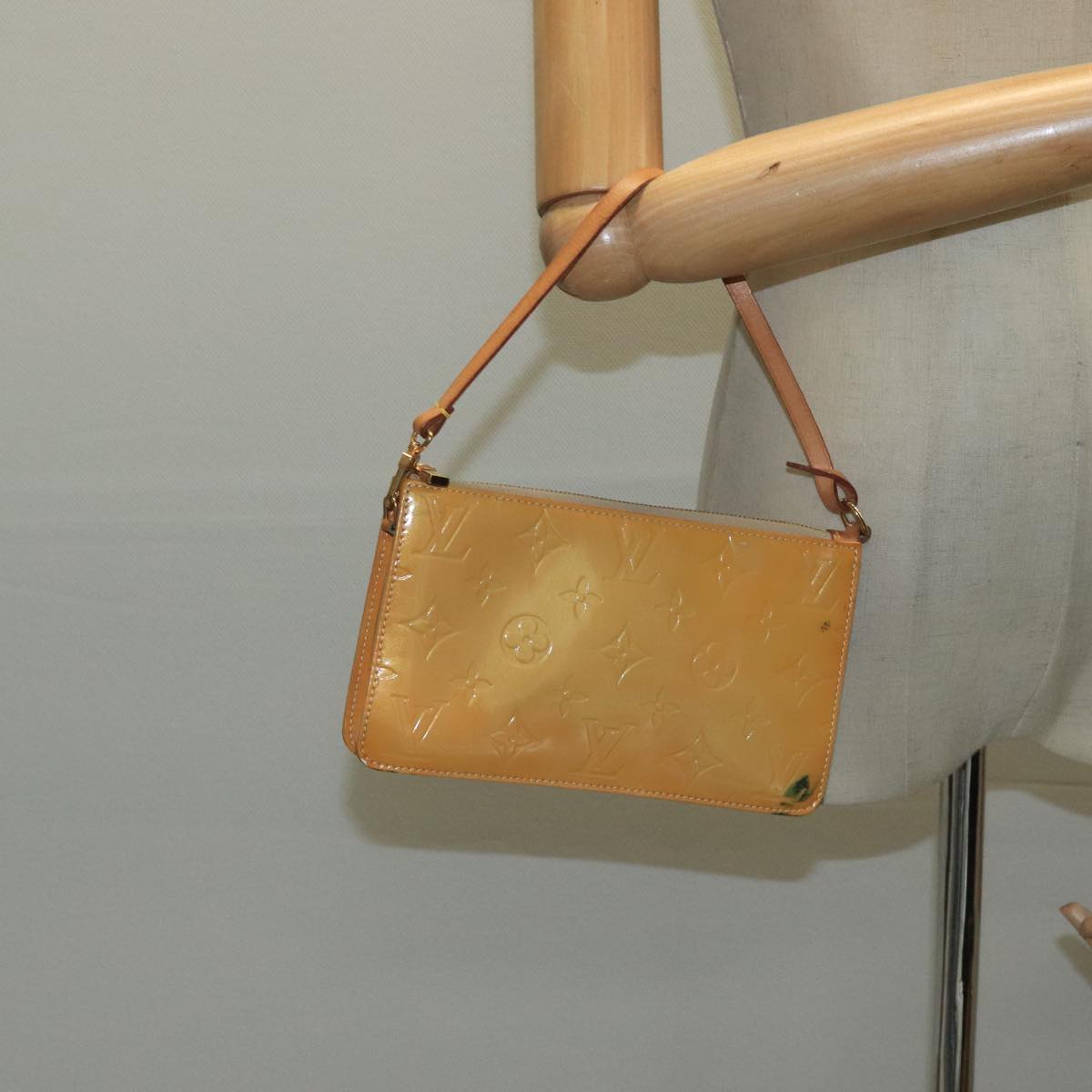 LOUIS VUITTON Monogram Vernis Lexington Accessory Pouch Beige M91010 Auth 104125