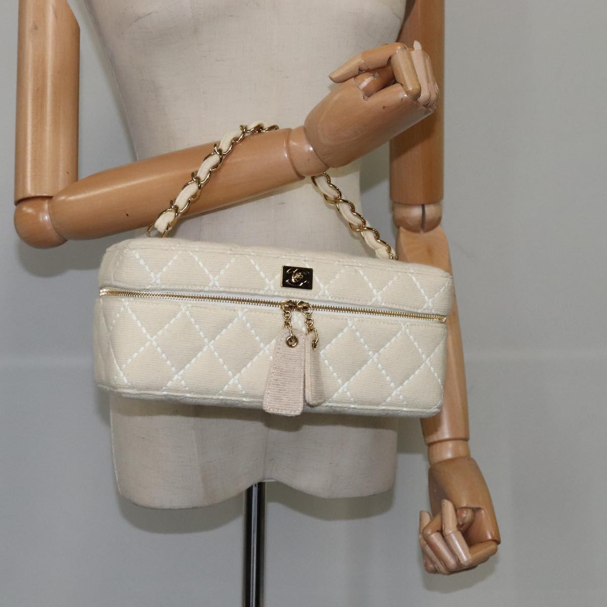 CHANEL Vanity Chain Wild Stitch Pouch Cotton White CC Auth 104339AV