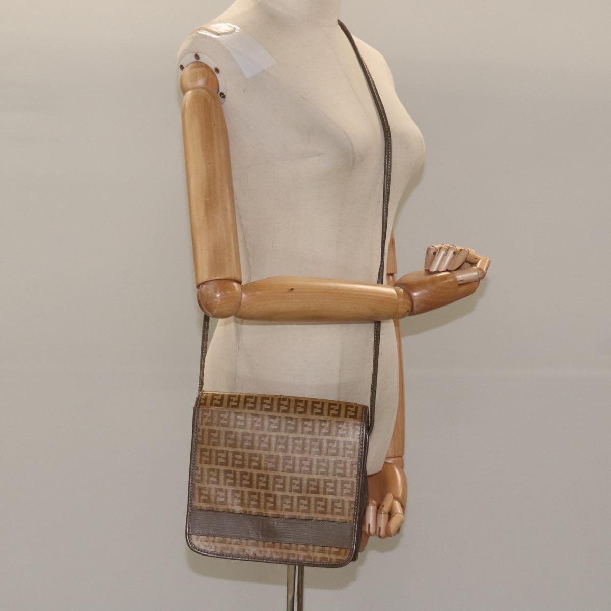 FENDI Zucchino Canvas Shoulder Bag Beige Auth 104456