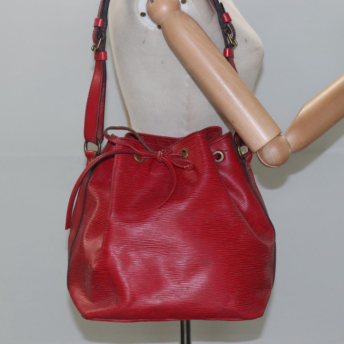 LOUIS VUITTON Epi Petit Noe Shoulder Bag Red M44107 LV Auth 104481