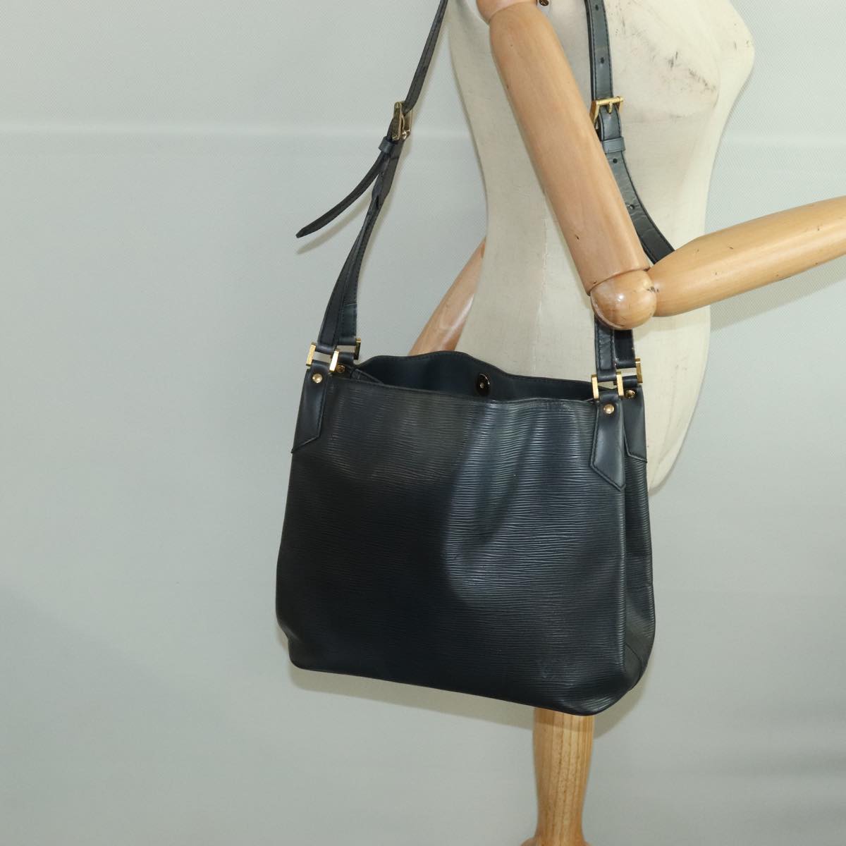 LOUIS VUITTON Epi Mandala MM Shoulder Bag Black M58892 LV Auth 105298