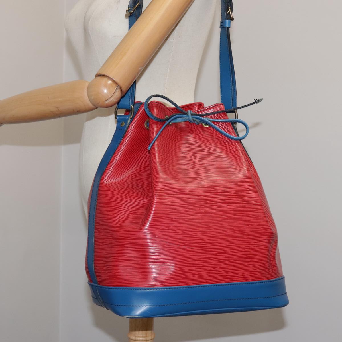 LOUIS VUITTON Epi Noe Shoulder Bag Bicolor Red Blue M44084 LV Auth 105531