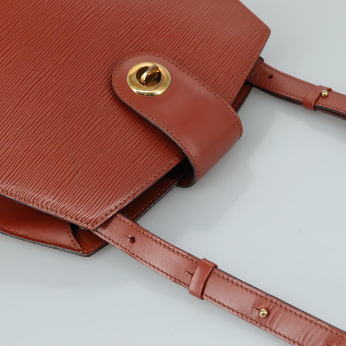 LOUIS VUITTON Epi Cluny Shoulder Bag Brown M52253 LV Auth 105898