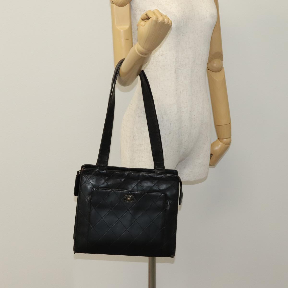 CHANEL Matelasse Shoulder Bag Leather Black CC Auth 105958