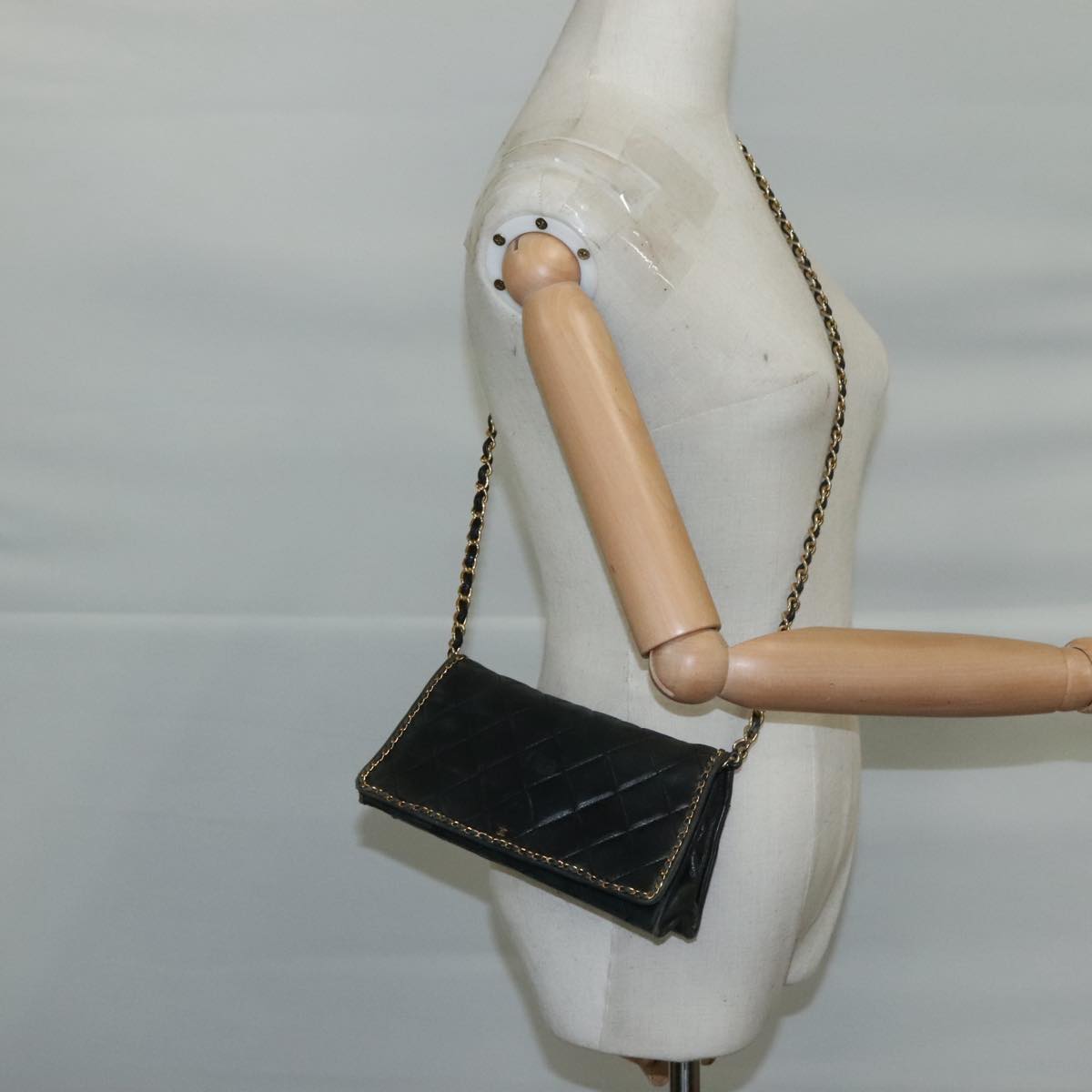 CHANEL Chain Shoulder Bag Leather Black CC Auth 106420