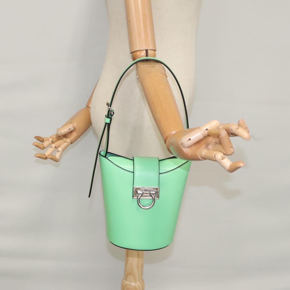 Salvatore Ferragamo Gancini Shoulder Bag Leather Green Silver Auth 107228AV