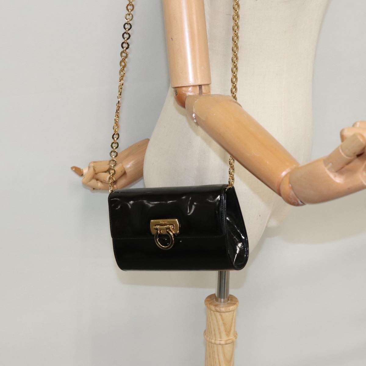 Salvatore Ferragamo Gancini Chain Shoulder Bag Enamel Black Gold Auth 107493