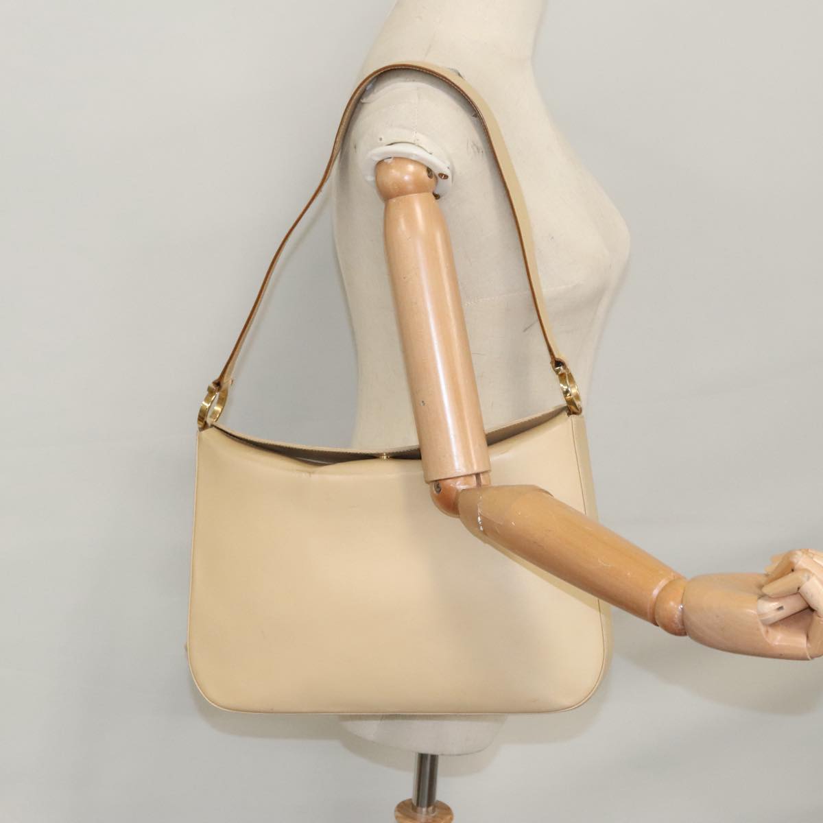Salvatore Ferragamo Gancini Shoulder Bag Leather Beige Gold Auth 109481