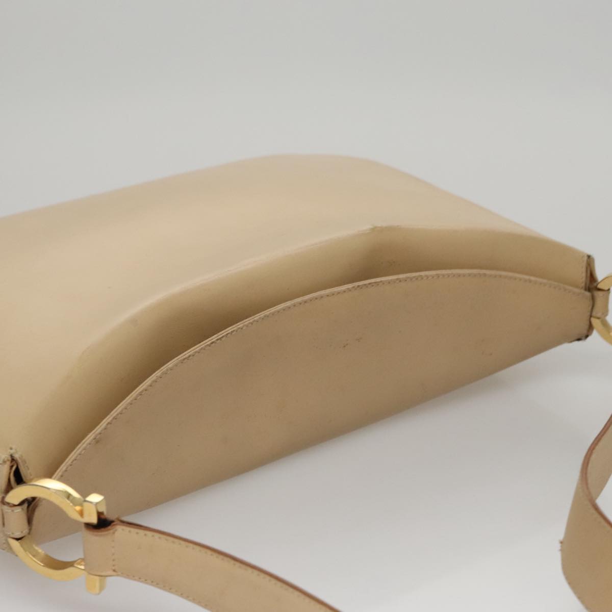 Salvatore Ferragamo Gancini Shoulder Bag Leather Beige Gold Auth 109481