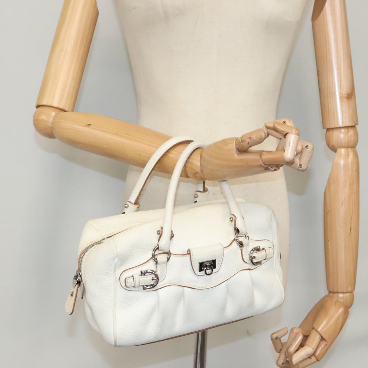 Salvatore Ferragamo Gancini Hand Bag Leather White Silver Auth 109712