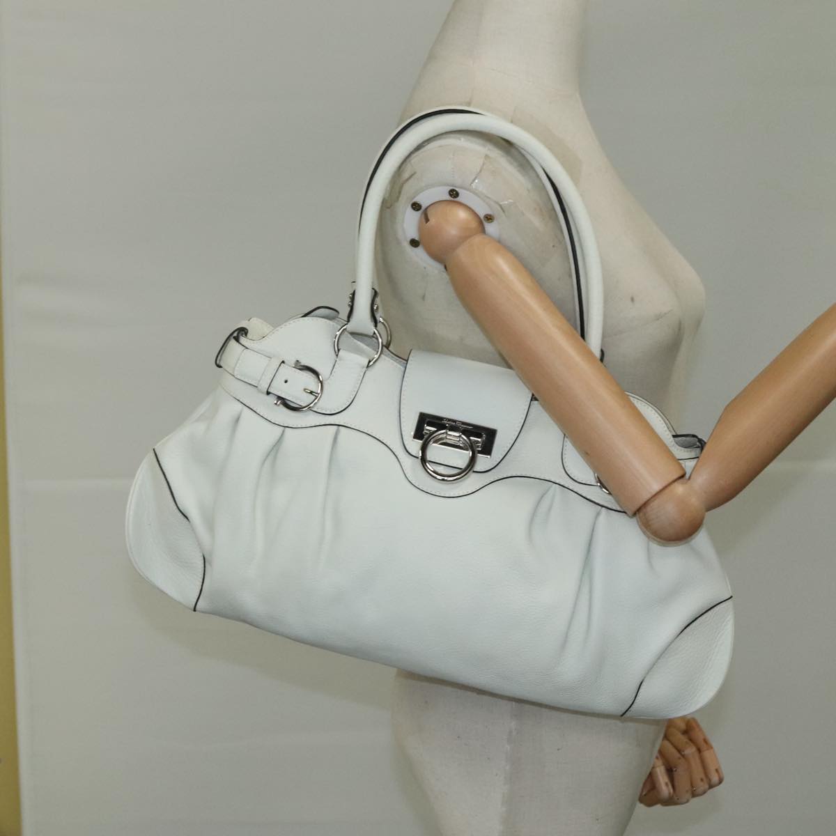 Salvatore Ferragamo Gancini Hand Bag Leather White Silver Auth 111747