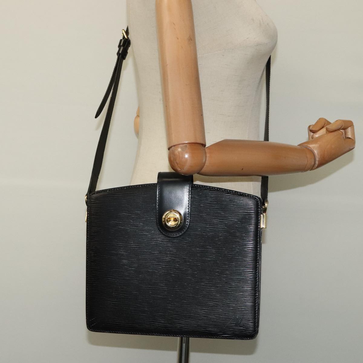 LOUIS VUITTON Epi Capuchin Shoulder Bag Black M52342 LV Auth 111907