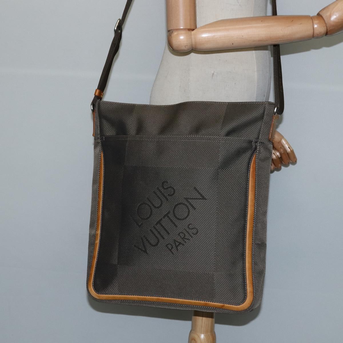 LOUIS VUITTON Damier Geant Compignon Messenger bag Khaki M93045 LV Auth 147709