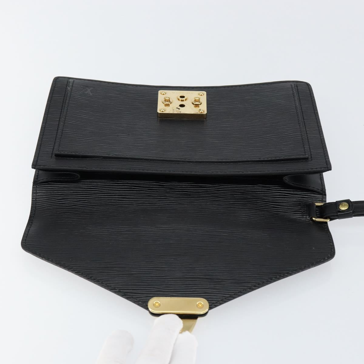 LOUIS VUITTON Epi Serie Dragonne Clutch Bag Black Noir M52612 LV Auth 149598