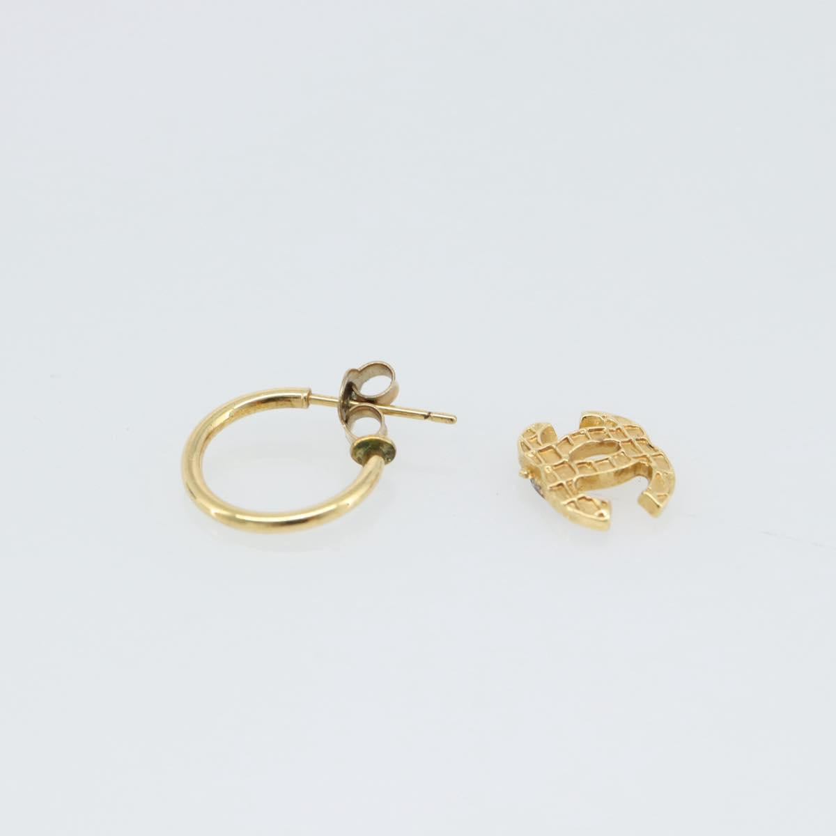CHANEL Pierce metal Gold Tone CC Auth 180938
