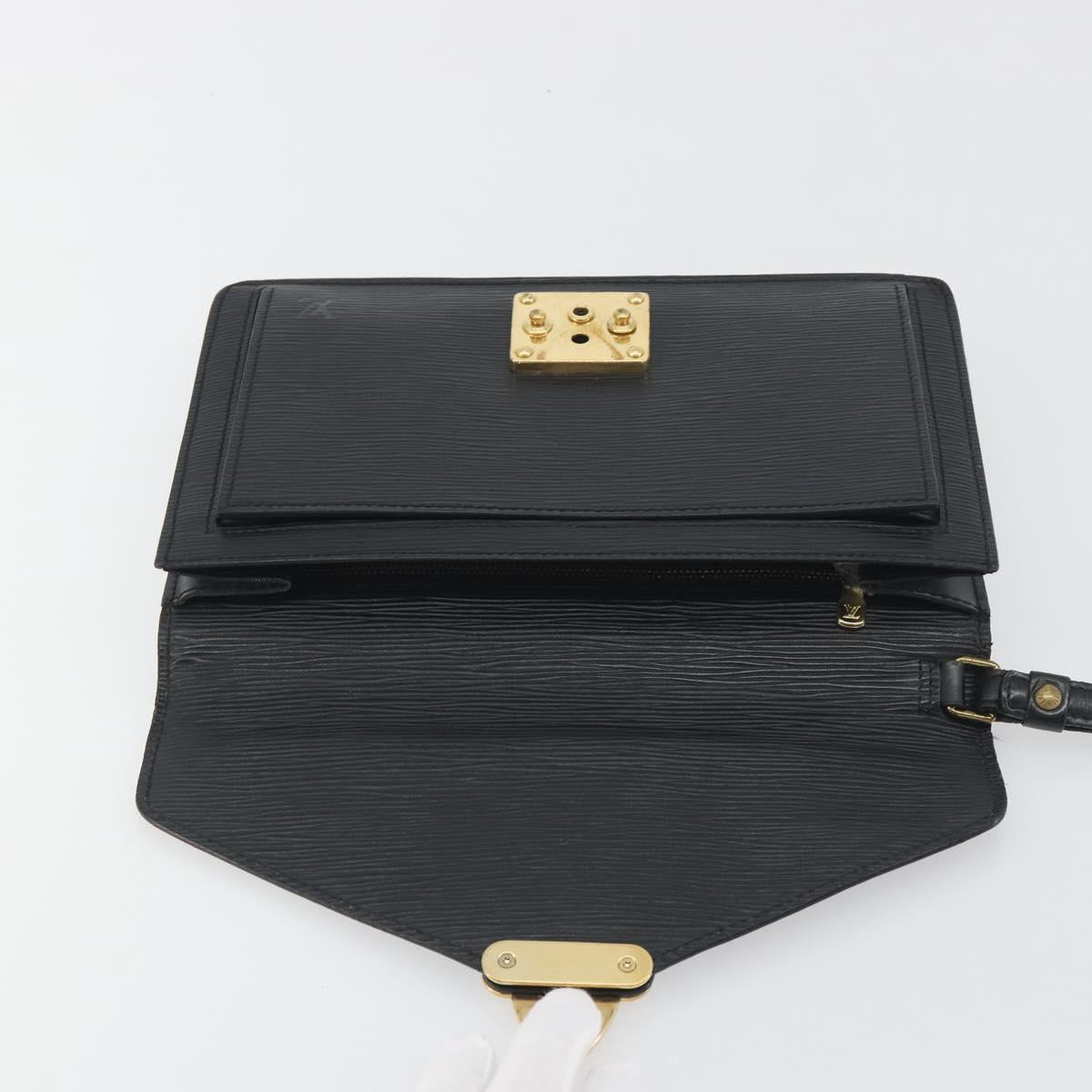 LOUIS VUITTON Epi Serie Dragonne Clutch Bag Black Noir M52612 LV Auth 197453