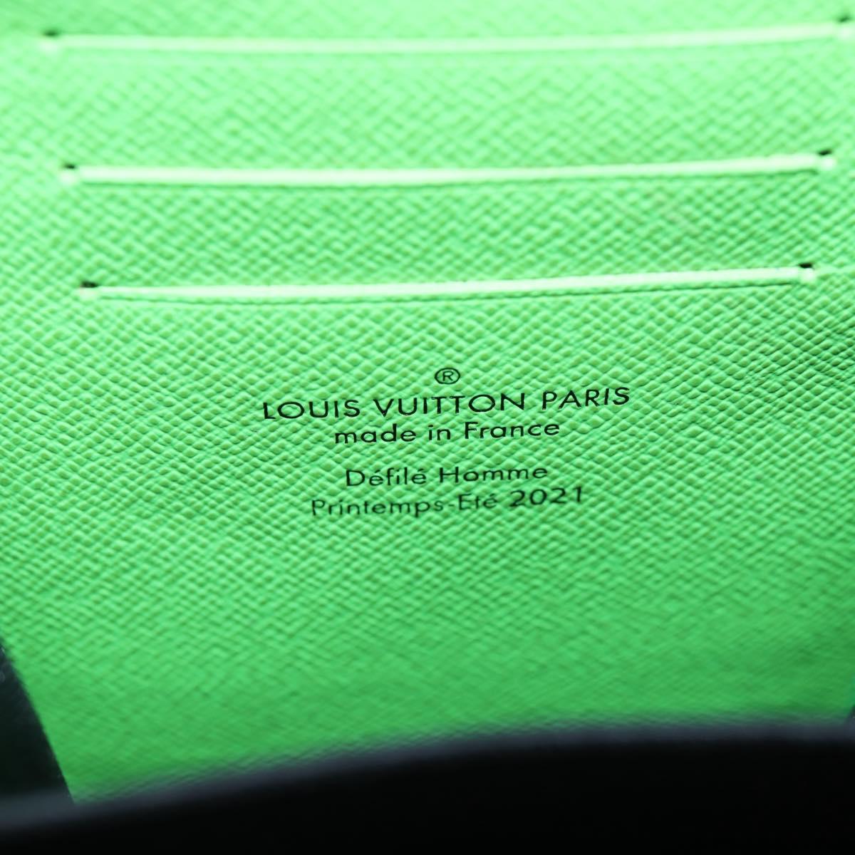 LOUIS VUITTON Monogram LV Friends Soft Trunk Phone Box M80144 LV Auth 204888SAM
