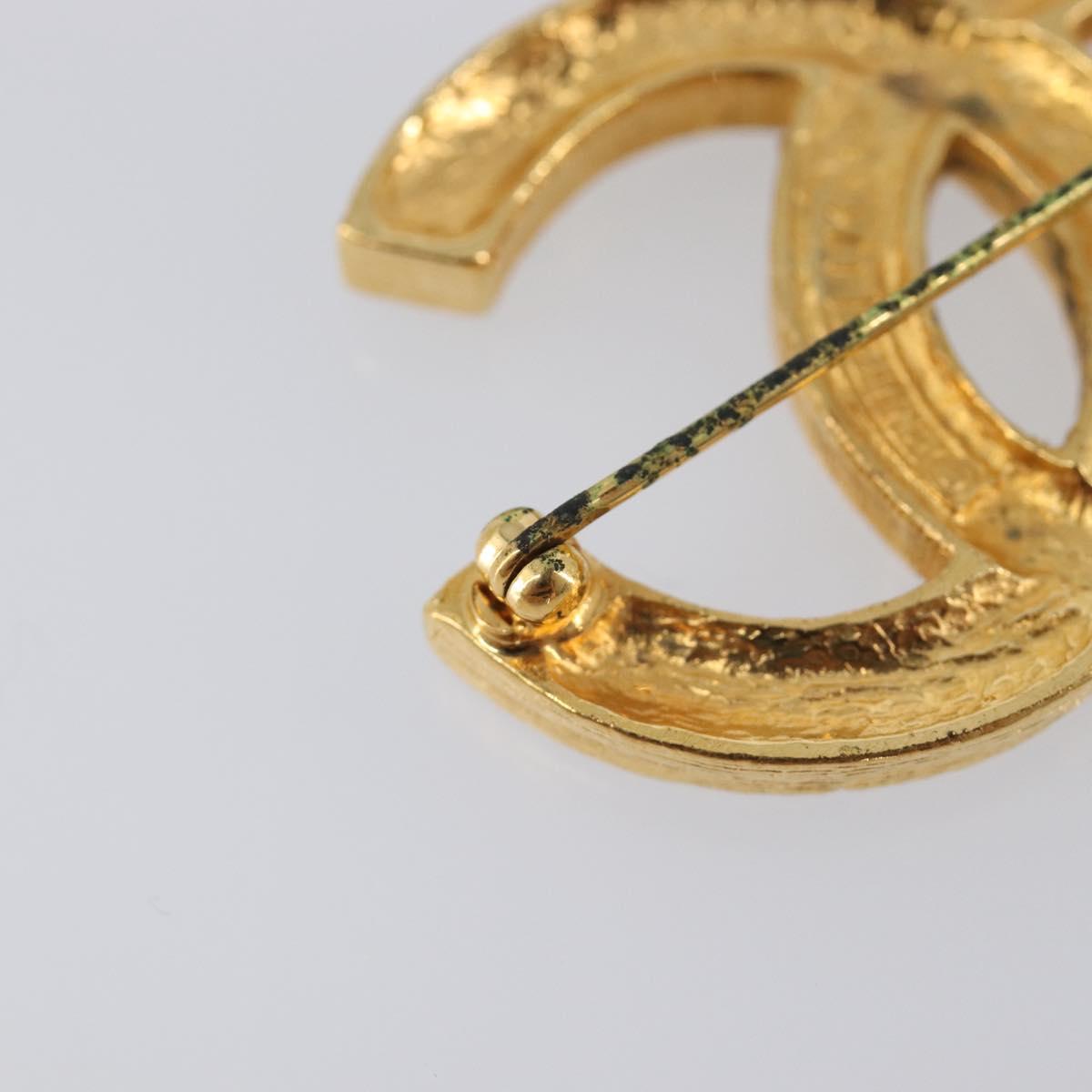 CHANEL Brooch metal Gold CC Auth 208721M