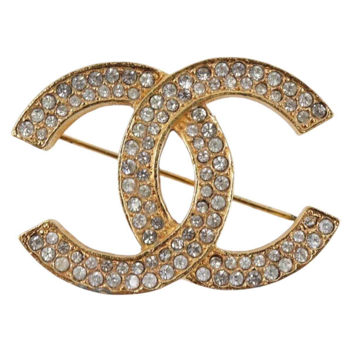 CHANEL Brooch metal Gold CC Auth 208721M