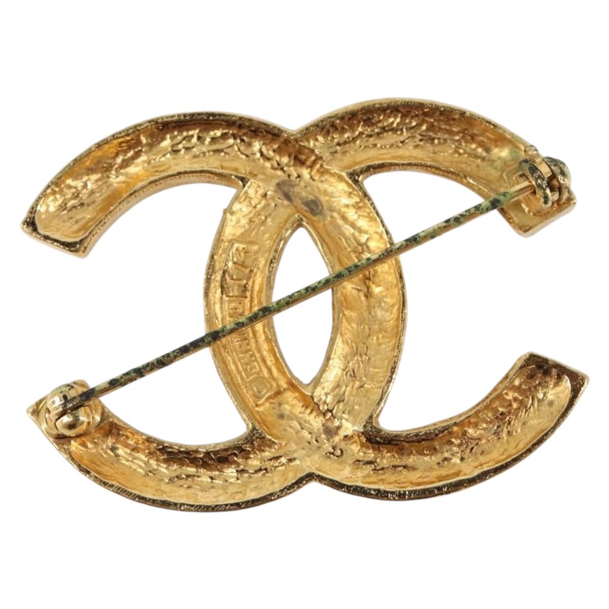 CHANEL Brooch metal Gold CC Auth 208721M