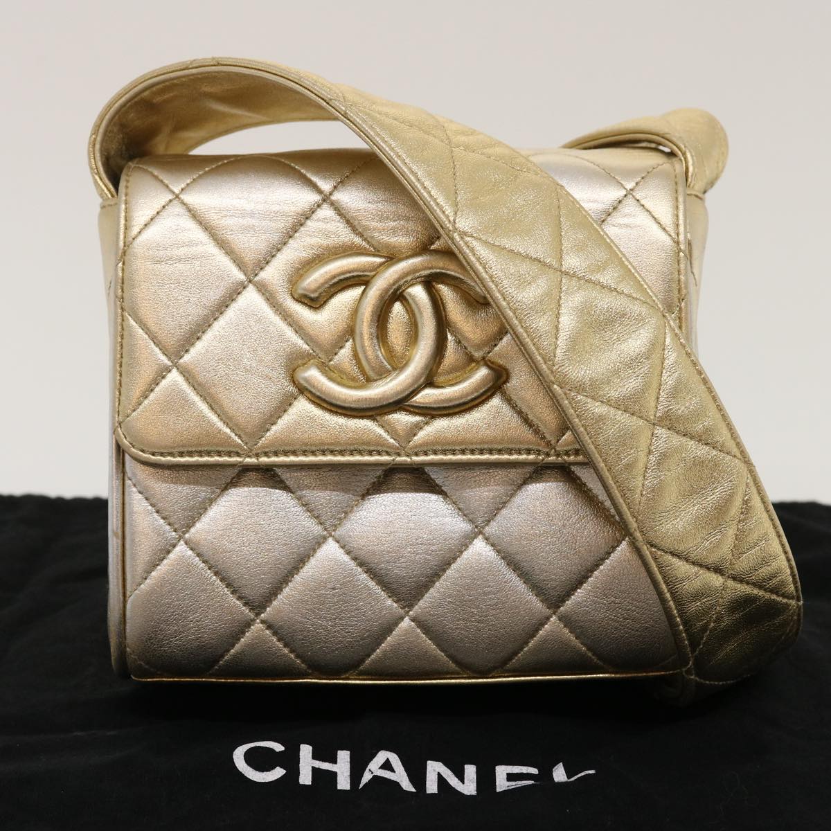 CHANEL Matelasse Shoulder Bag Lamb Skin Gold CC Auth 29567SAV