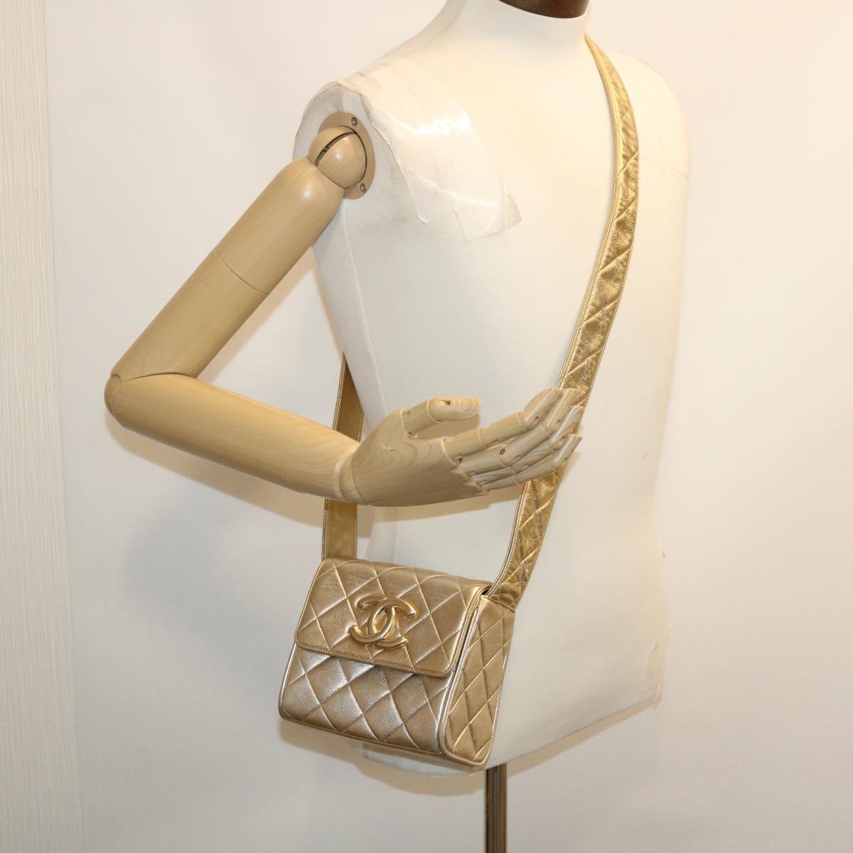 CHANEL Matelasse Shoulder Bag Lamb Skin Gold CC Auth 29567SAV