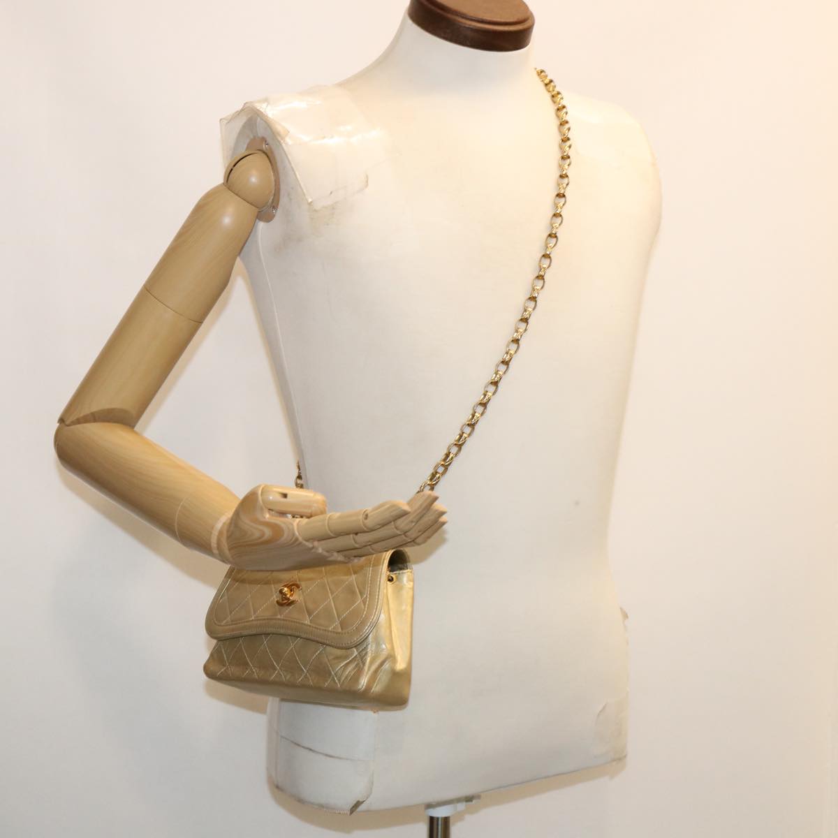 CHANEL Matelasse Turn Lock Chain Shoulder Bag Lamb Skin Gold CC Auth 31382V