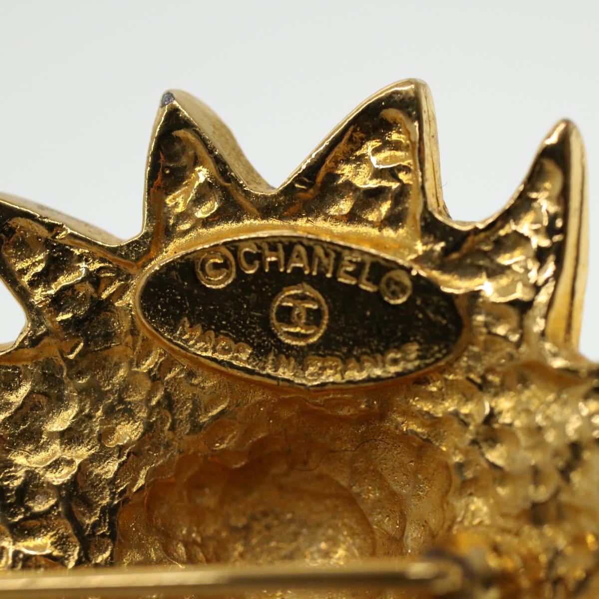 CHANEL Brooch metal Gold CC Auth 38119