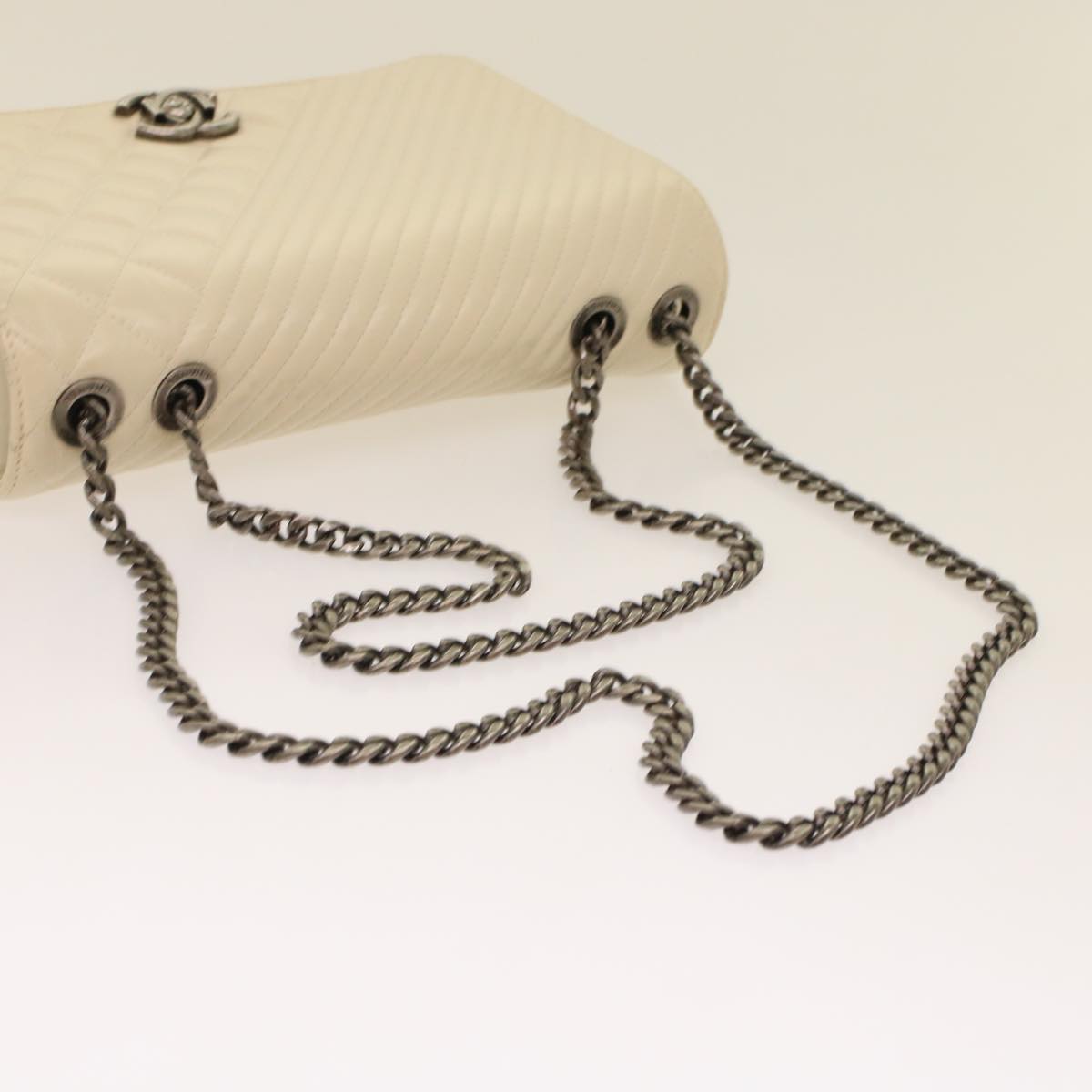 CHANEL Chevron x Matelasse Chain Shoulder Bag Lamb Skin White CC Auth 48469AV