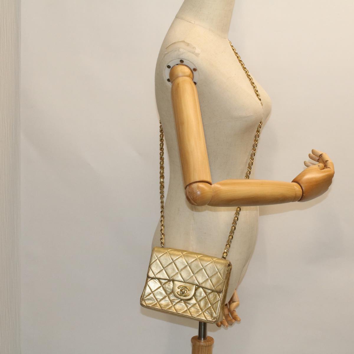 CHANEL Matelasse 17 Turn Lock Chain Shoulder Bag Lamb Skin Gold CC Auth 53752SA