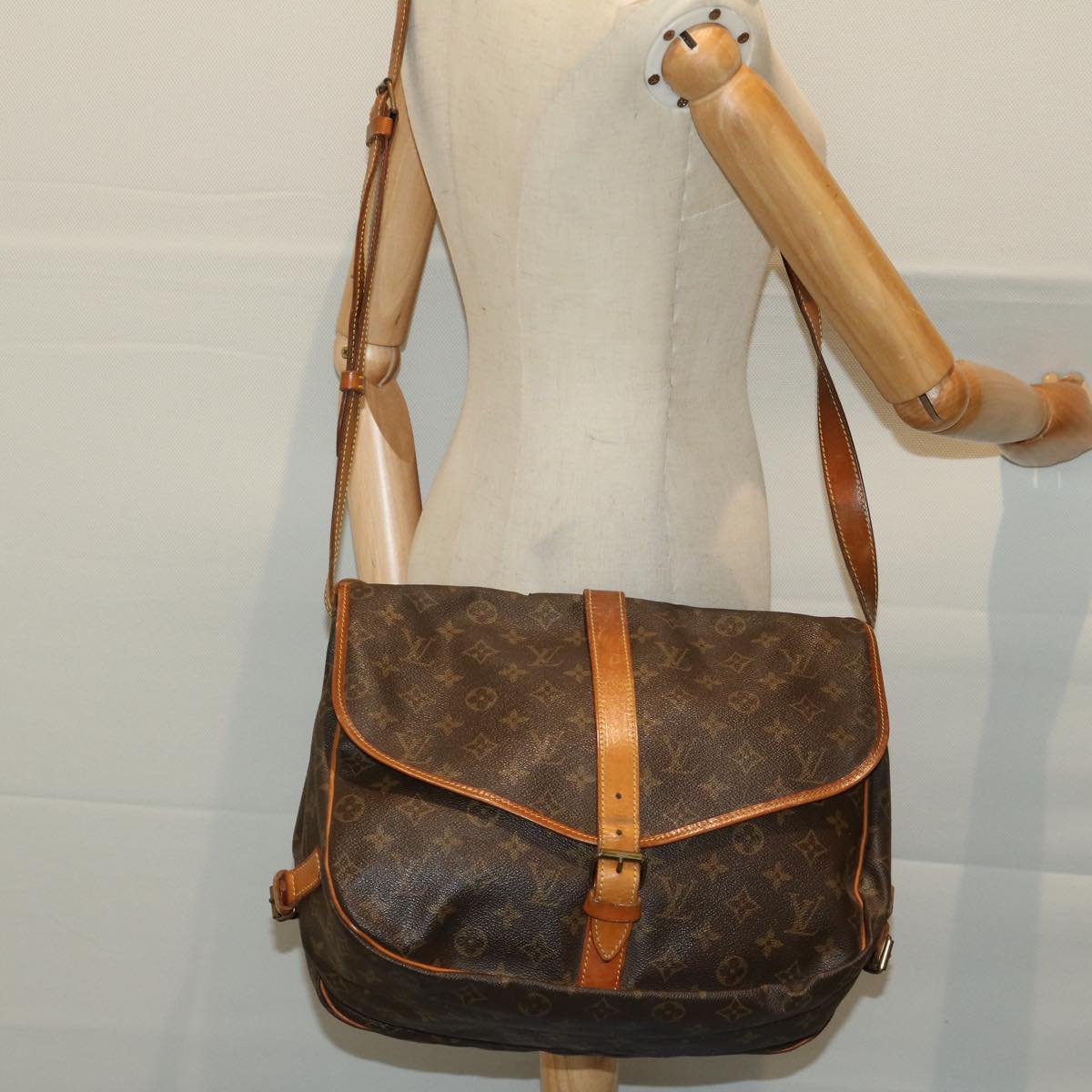 LOUIS VUITTON Monogram Saumur 35 Shoulder Bag M42254 LV Auth 66288
