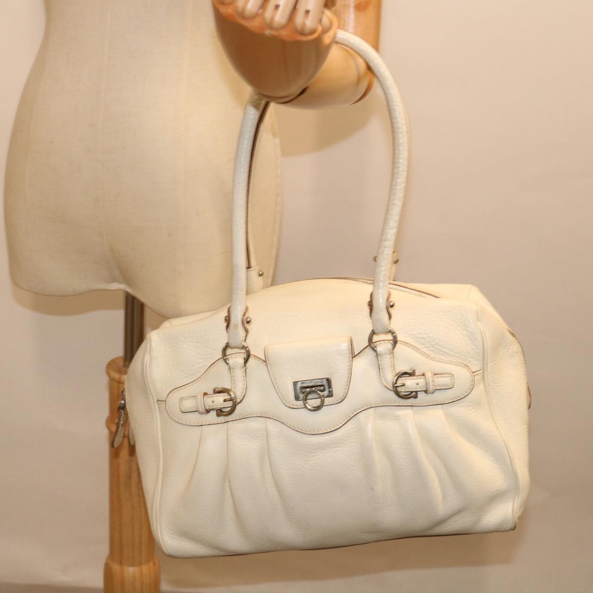 Salvatore Ferragamo Gancini Shoulder Bag Leather White Auth 70361