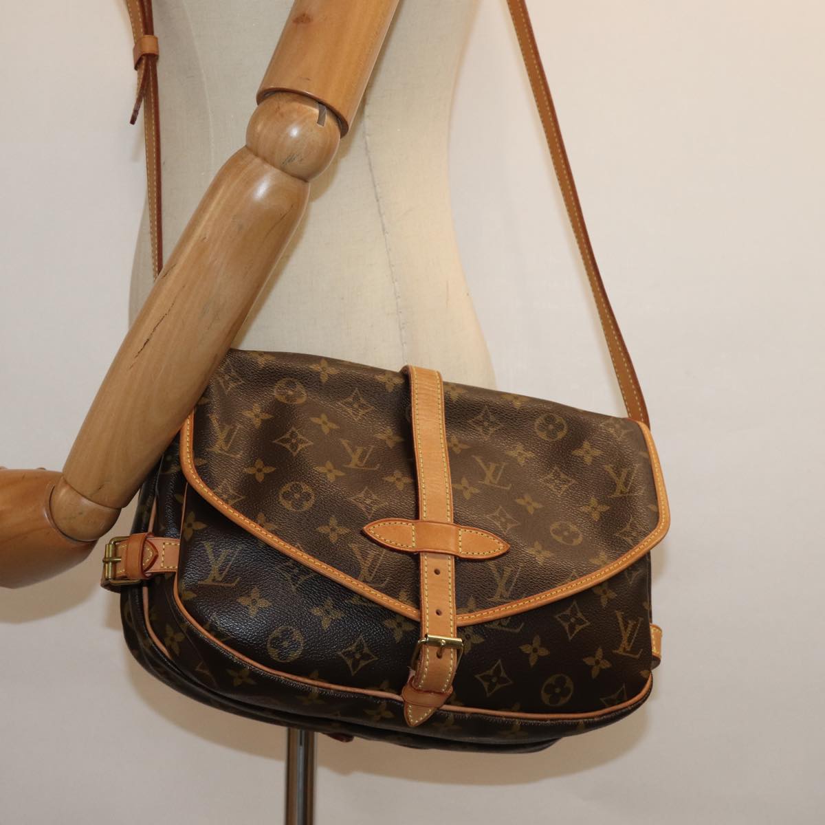LOUIS VUITTON Monogram Saumur 30 Shoulder Bag M42256 LV Auth 80965V