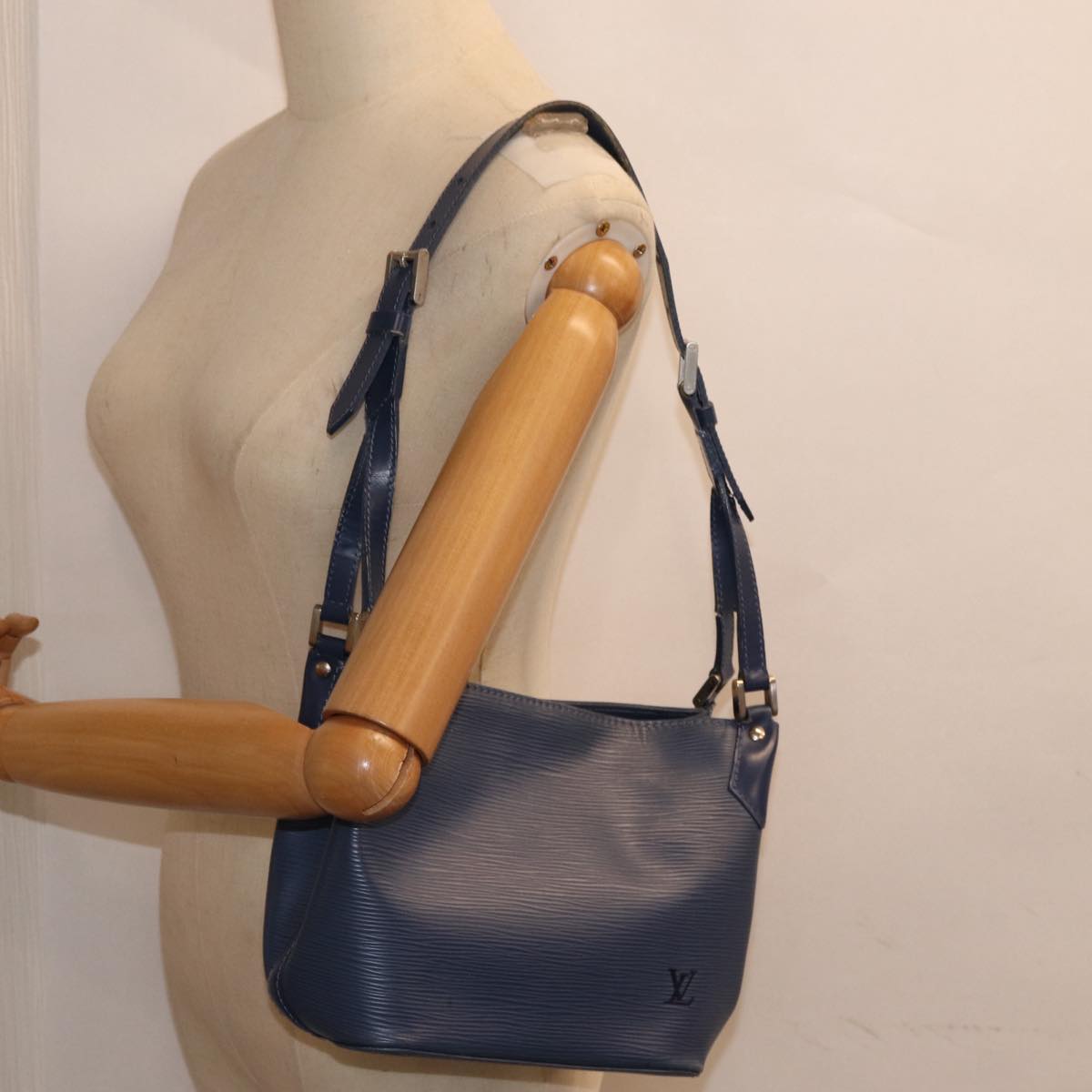 LOUIS VUITTON Epi Mandala PM Shoulder Bag Blue Myrtille M5893G LV Auth 84346