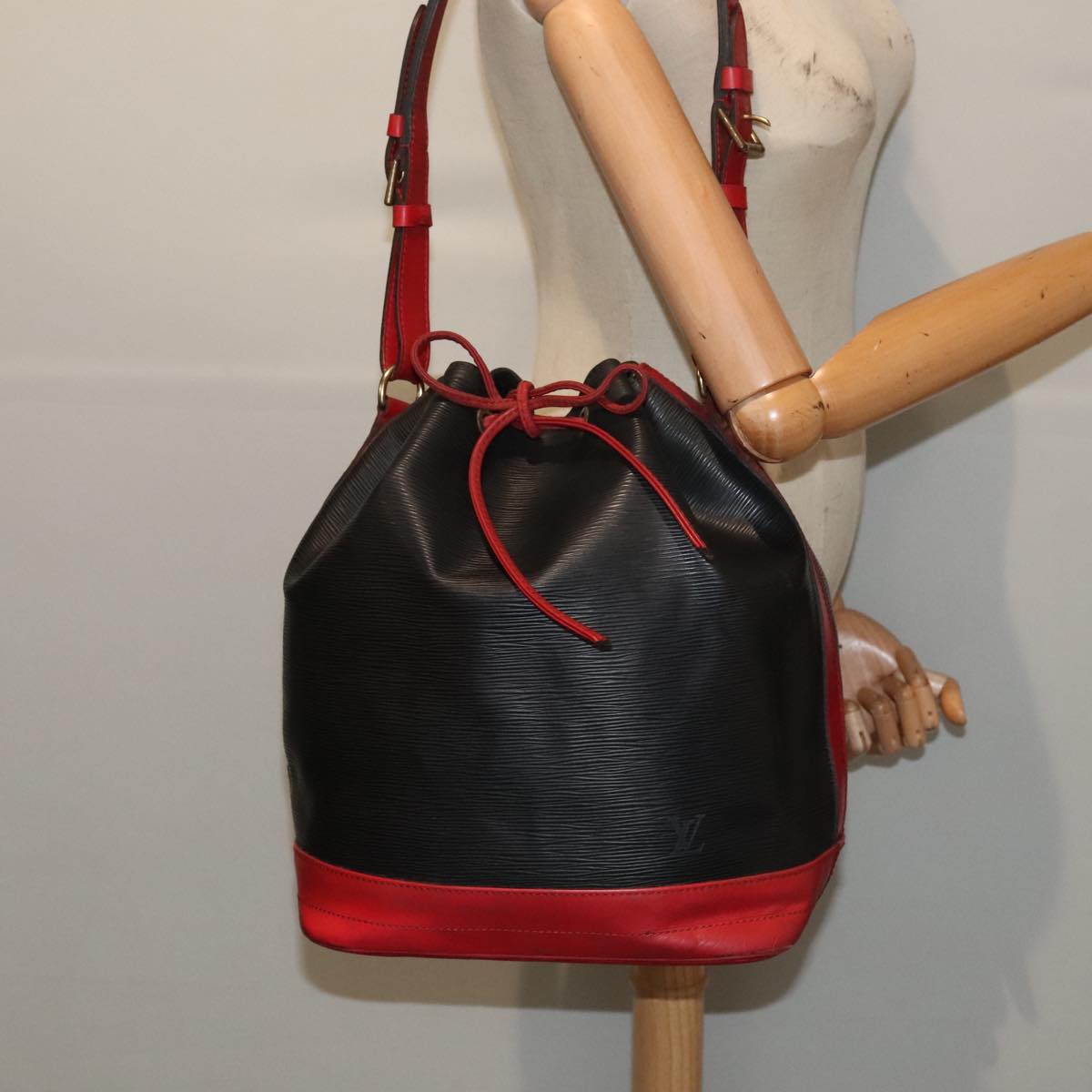 LOUIS VUITTON Epi Noe Shoulder Bag Bicolor Black Red M44017 LV Auth 86988