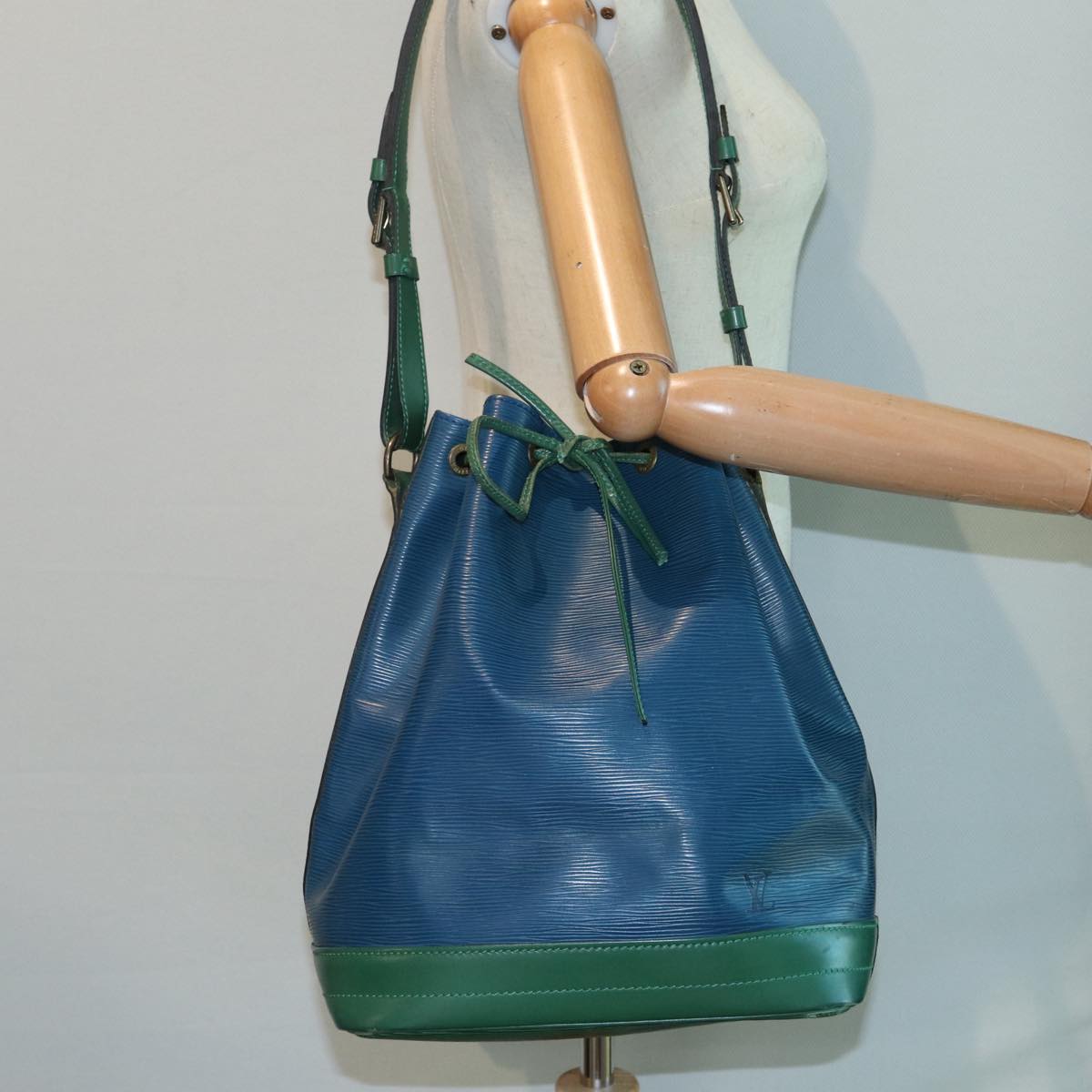 LOUIS VUITTON Epi Noe Shoulder Bag Bicolor Green Blue M44044 LV Auth 87511