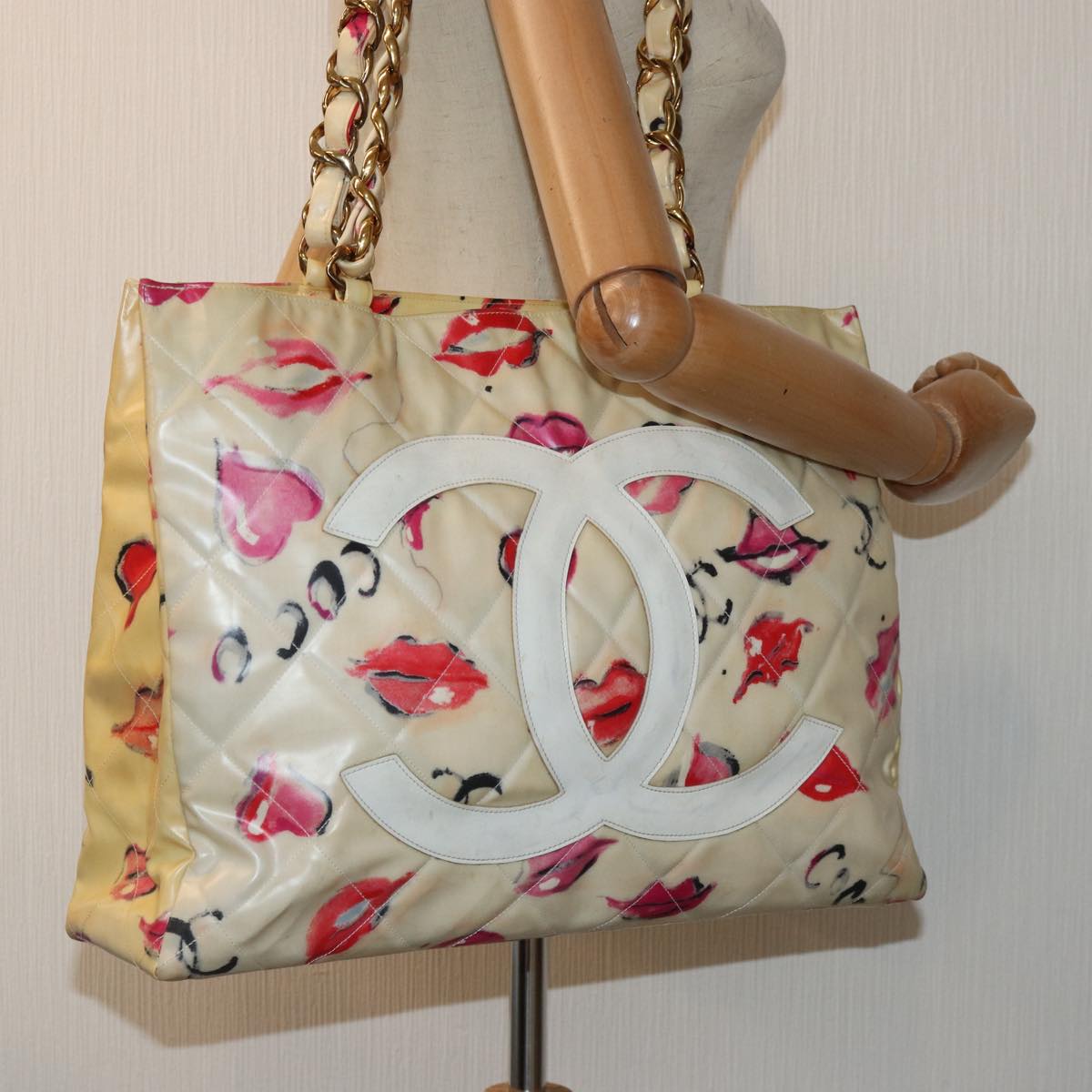 CHANEL Lip Tote Bag Enamel White Red CC Auth 87655V