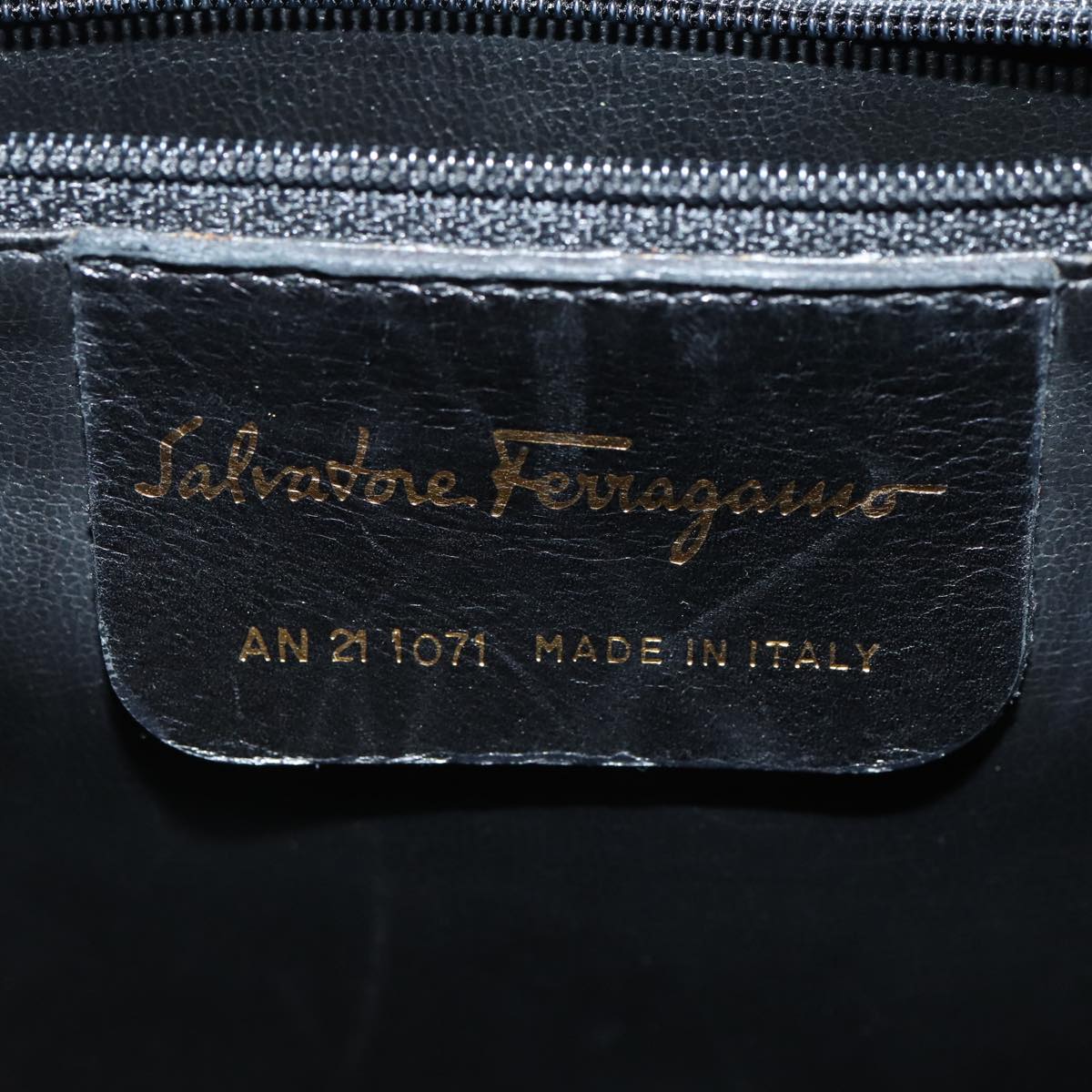 Salvatore Ferragamo Gancini Shoulder Bag Enamel Black Gold Auth 87741