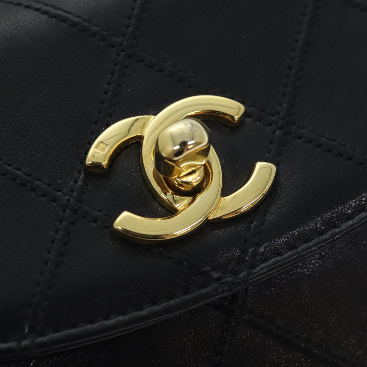 CHANEL Bicolore Chain Waist bag Leather Black Gold CC Auth 90785M