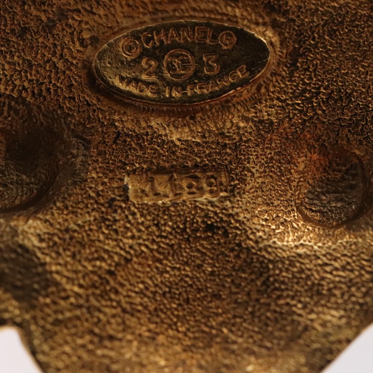 CHANEL Brooch metal Gold CC Auth 92879