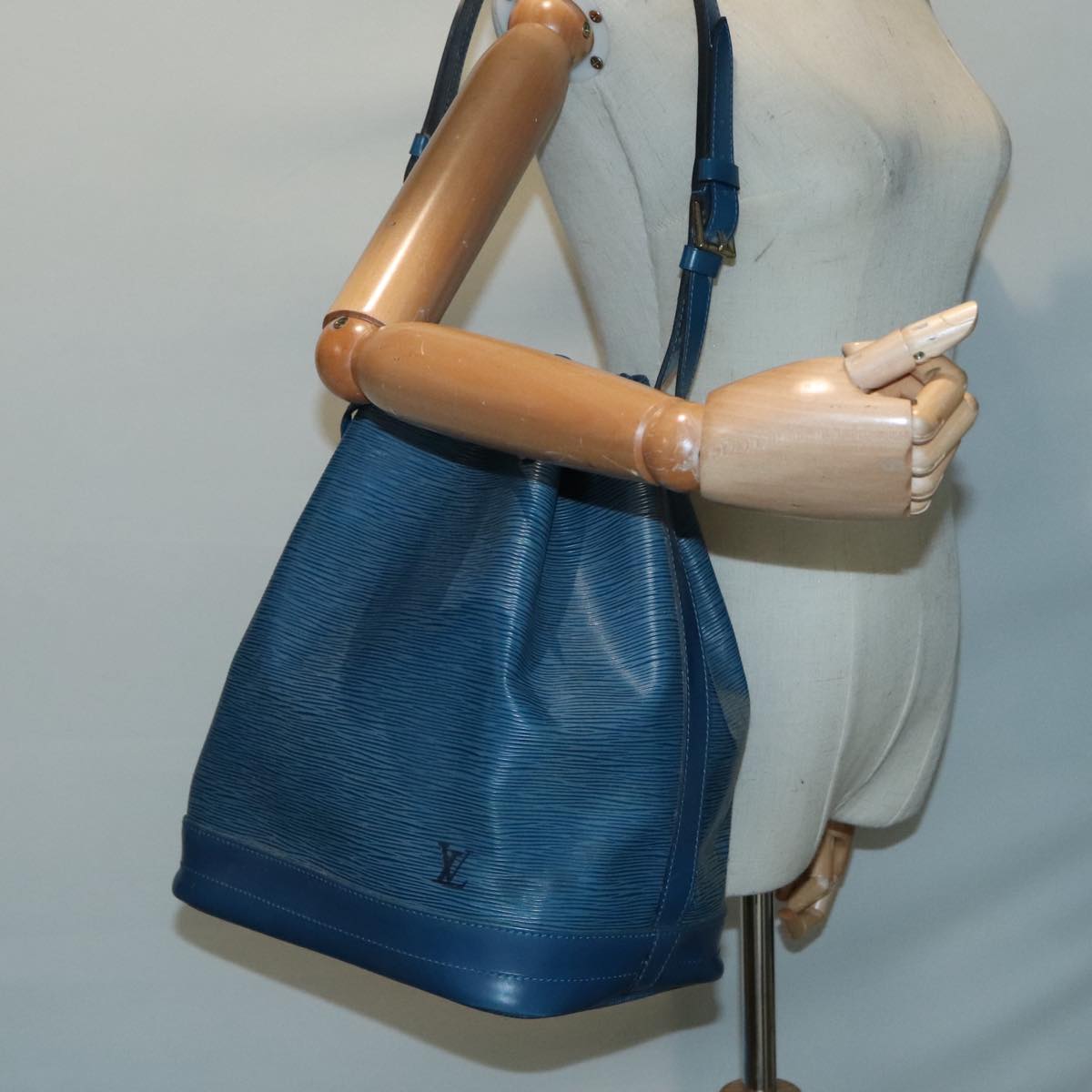 LOUIS VUITTON Epi Noe Shoulder Bag Toledo Blue M44005 LV Auth 93094
