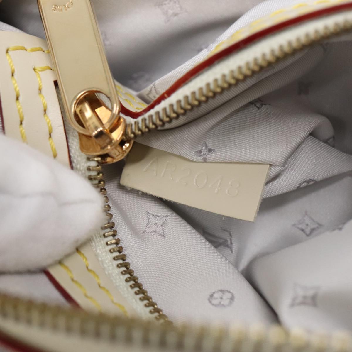 LOUIS VUITTON Suhari Lockit Clutch Bag Leather White M95629 LV Auth 94716V