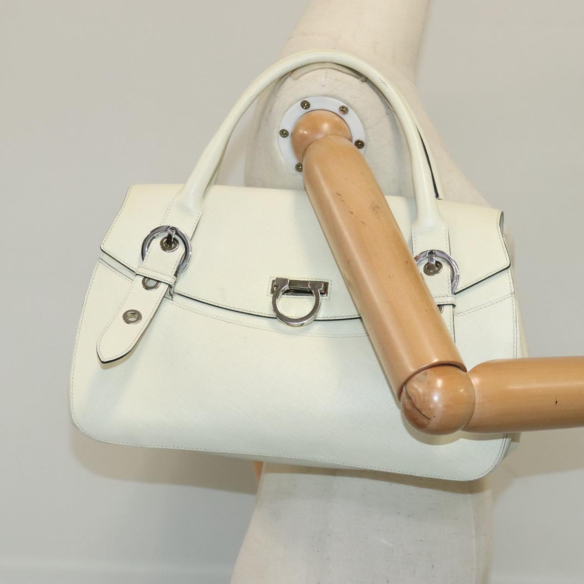 Salvatore Ferragamo Gancini Hand Bag Leather White Silver Auth 96226