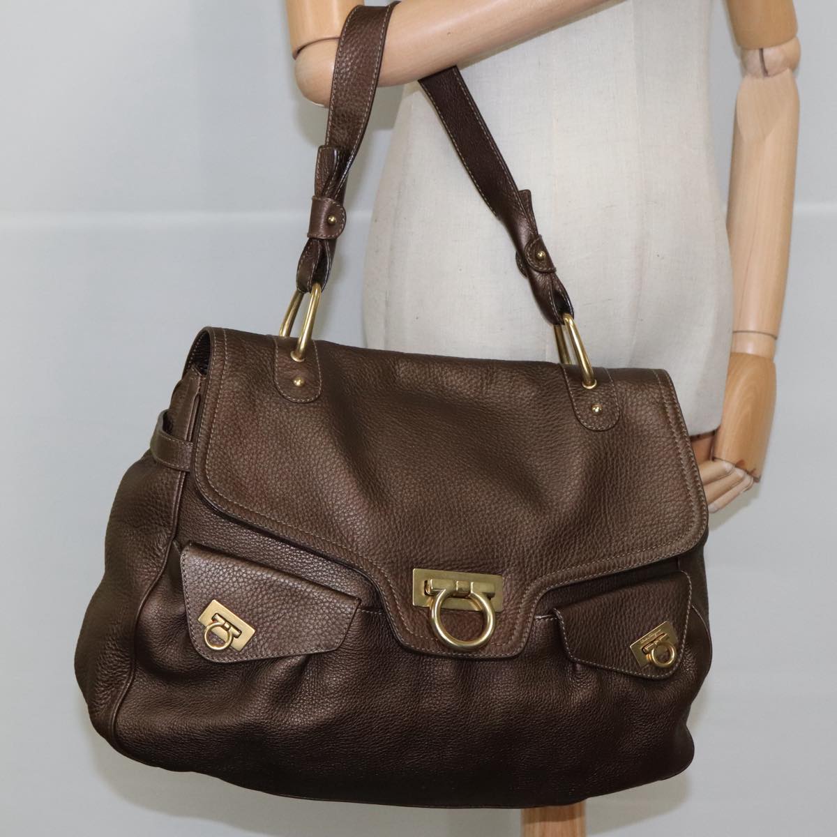 Salvatore Ferragamo Gancini Shoulder Bag Leather Brown Gold Auth 98117A