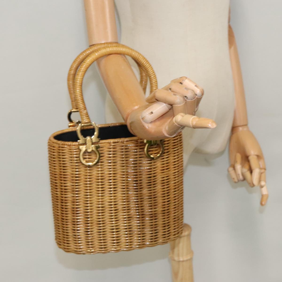 Salvatore Ferragamo Gancini Hand Bag Wicker Beige Gold Auth 98528AM